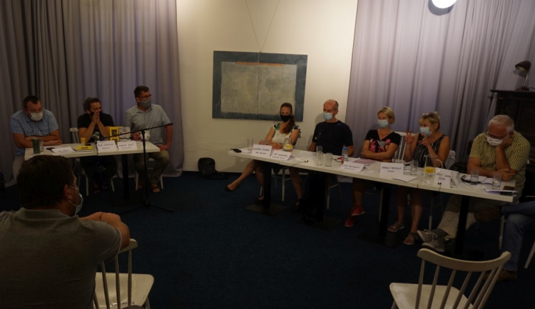 Předvolební debata u Fryče. Řešilo se školství a doprava, podívejte se na záznam