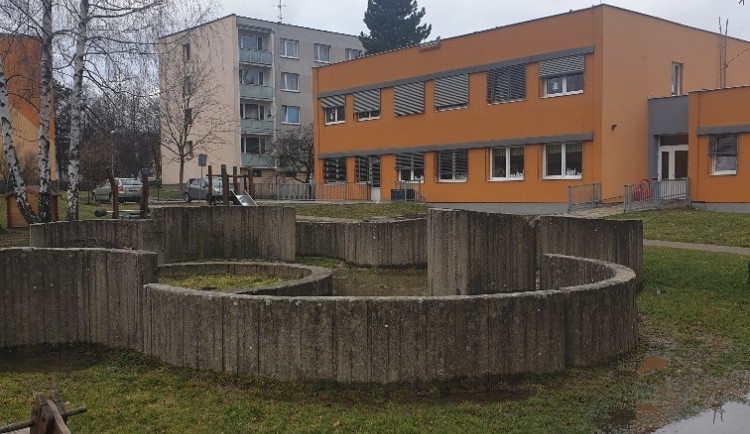 Odstraněné Bludiště se mělo podle bývalého vedení školky opravit, současné o tom ale nemá tušení