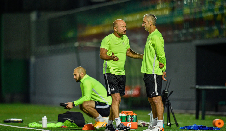 Jedeme na nepřátelskou půdu, Rumuni to umí znepříjemnit, říká trenér Slovanu Hoftych