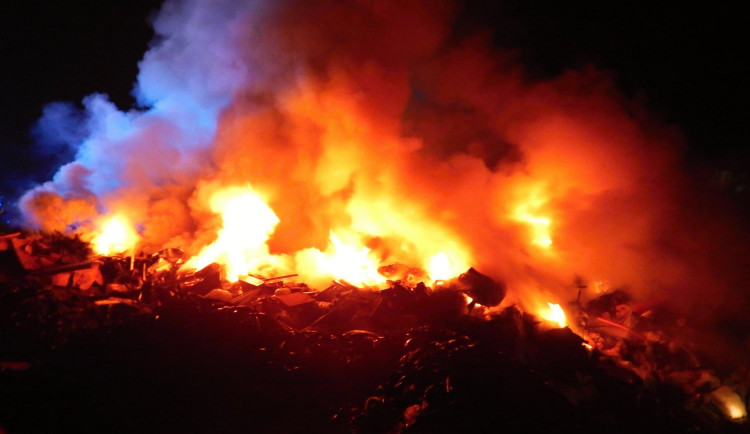 Noční požár skládky. Náročný zásah hasičům ztěžoval hustý déšť