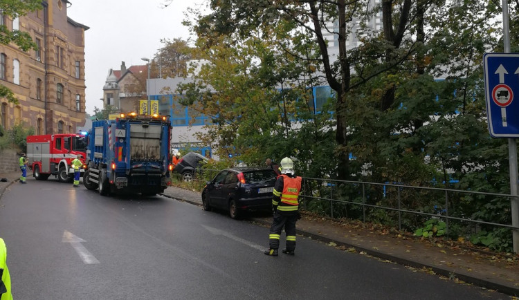 Dopravu v centru Liberce zablokovala nehoda. V Náchodské u parkovacího domu havarovalo auto