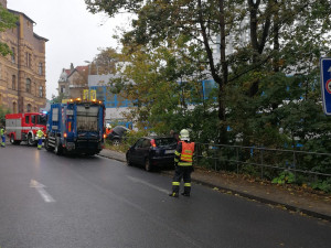 Dopravu v centru Liberce zablokovala nehoda. V Náchodské u parkovacího domu havarovalo auto