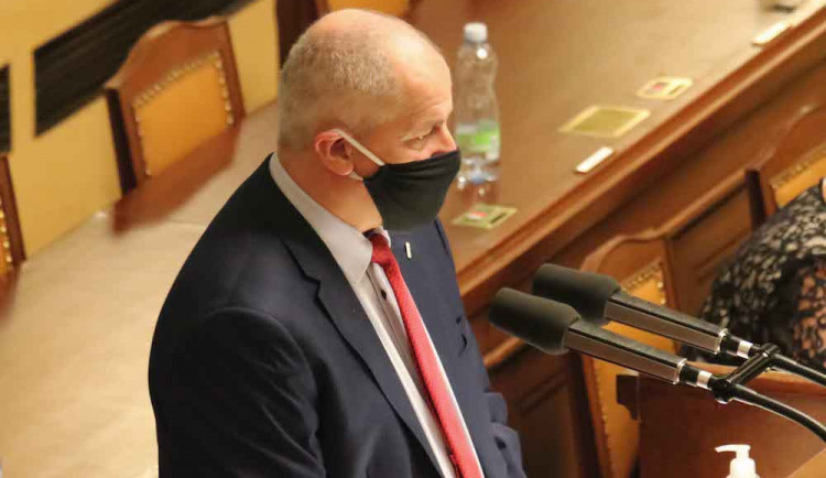 FOTO: Vláda schválila nouzový stav