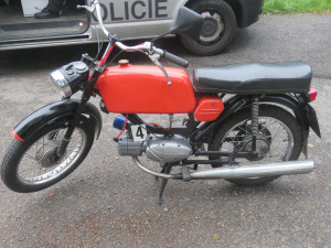 Motorkář při odbočování vjel do protisměru a srazil se s cyklistou