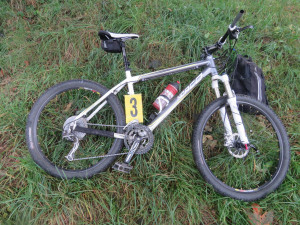 Motorkář při odbočování vjel do protisměru a srazil se s cyklistou