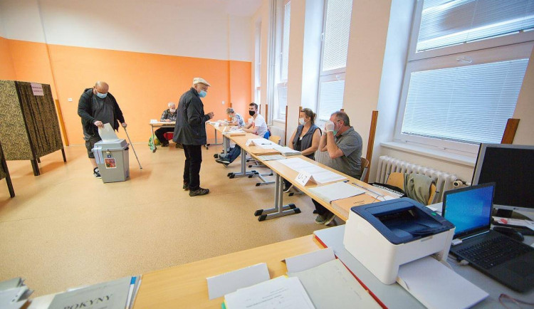 Poprvé v rouškách. Lidé v Libereckém kraji vybírají krajské zastupitele