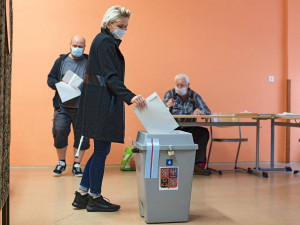 VOLBY 2020: Začal druhý den hlasování, odvoleno má asi čtvrtina lidí