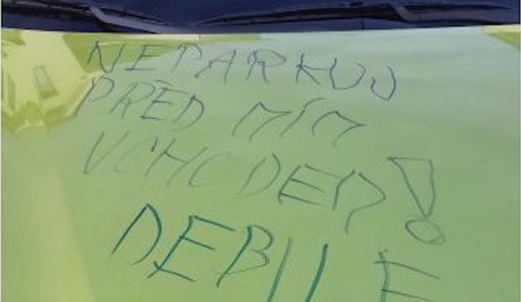 Řidičce někdo popsal auto vulgárním vzkazem. Na půl hodiny zaparkovala před vchodem