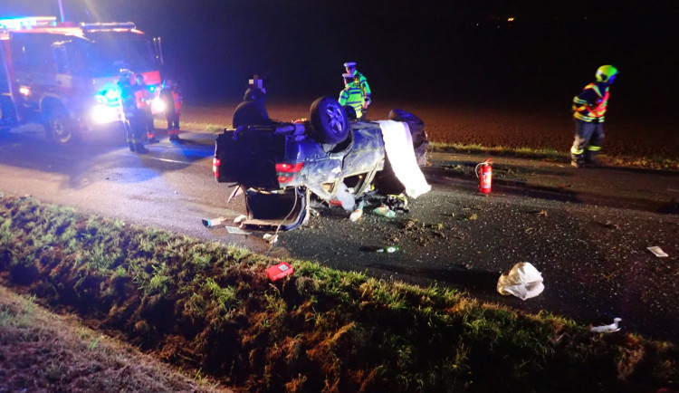 Mladý muž skončil s autem na střeše. Zraněním na místě podlehl