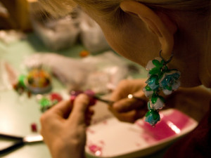 (NE)OBYČEJNÍ: Recyklace trochu jinak. Liberecká umělkyně vyrábí šperky z PET lahví