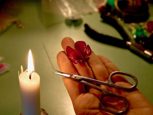 (NE)OBYČEJNÍ: Recyklace trochu jinak. Liberecká umělkyně vyrábí šperky z PET lahví