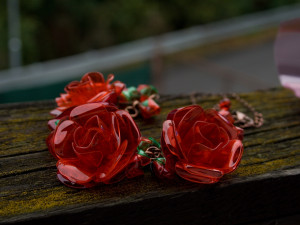 (NE)OBYČEJNÍ: Recyklace trochu jinak. Liberecká umělkyně vyrábí šperky z PET lahví