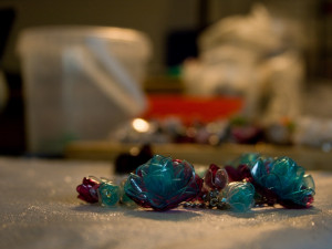 (NE)OBYČEJNÍ: Recyklace trochu jinak. Liberecká umělkyně vyrábí šperky z PET lahví