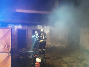 Noční požár ve Frýdlantu. Hořela kůlna plná dříví
