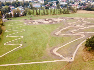 Ve Vraťáku se otevřel nový pumptrack. Pomáhal ho tvořit i mistr světa Tomáš Slavíík