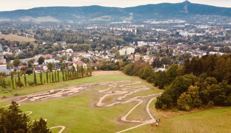 Ve Vraťáku se otevřel nový pumptrack. Pomáhal ho tvořit i mistr světa Tomáš Slavíík