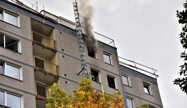 Hasiči z paneláku evakuovali skoro čtyřicet lidí. Hořela elektroinstalace