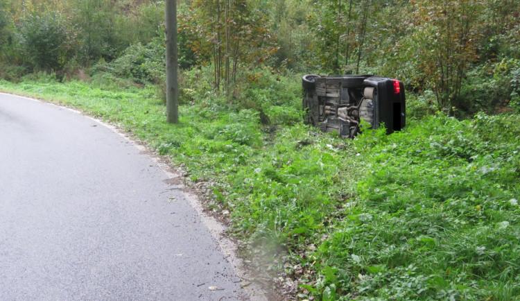 Auto skončilo mimo silnici