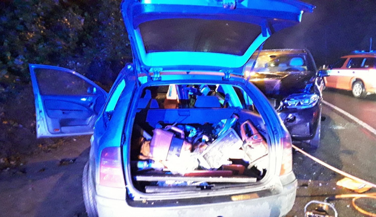 Tragická nehoda v Mníšku. Střet aut nepřežila dívka