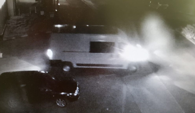 V Mníšku našli tělo muže. Policisté hledají řidiče bílé dodávky