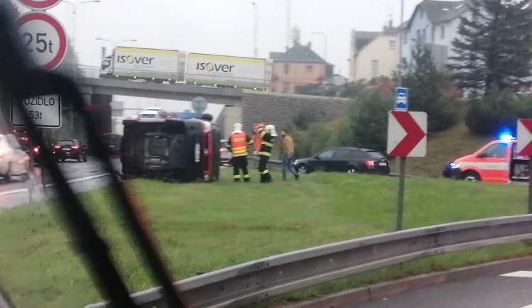 Na sjezdu u Čermáka se dodávka otočila na bok