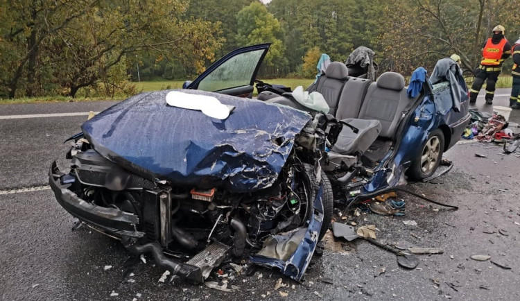 Čelní srážka dvou aut u Cvikova. Zranilo se šest lidí