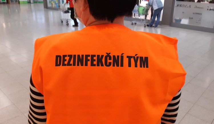 V Globusu Liberec sestavili speciální dezinfekční tým pro ještě bezpečnější nakupování