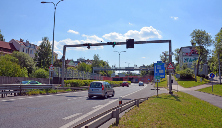 Částečná uzavírka na průtahu městem. Tunel čeká podzimní údržba