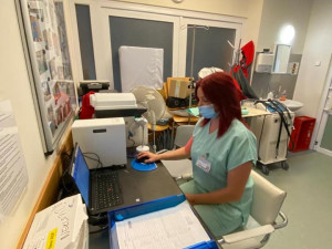 Nemocnice Liberec testuje nový přístroj na koronavirové testy a hledá dobrovolníky