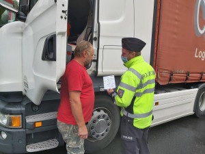 Policisté při kontrolách náklaďáků odhalili nedodržování přestávek i špatný stav vozidel
