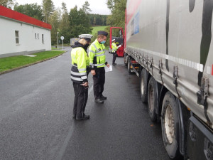 Policisté při kontrolách náklaďáků odhalili nedodržování přestávek i špatný stav vozidel