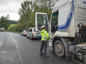 Policisté při kontrolách náklaďáků odhalili nedodržování přestávek i špatný stav vozidel