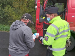 Policisté při kontrolách náklaďáků odhalili nedodržování přestávek i špatný stav vozidel
