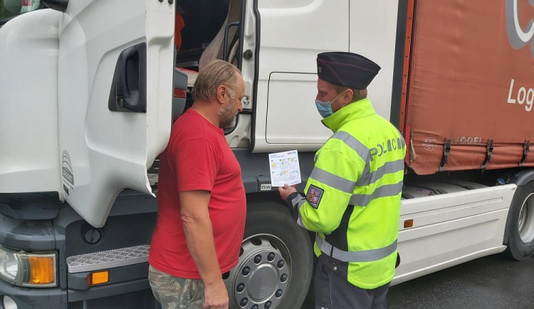 Policisté při kontrolách náklaďáků odhalili nedodržování přestávek i špatný stav vozidel