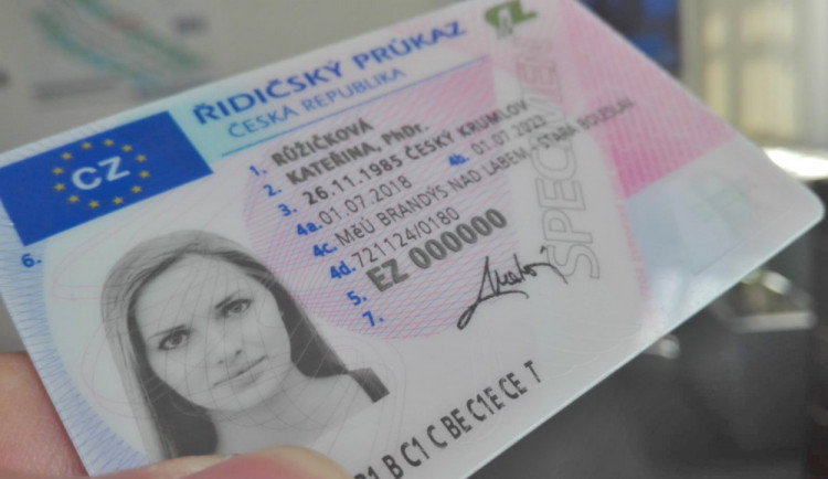 Propadlé řidičáky si nyní měnit nemusíte, ministerstvo prodloužilo jejich platnost