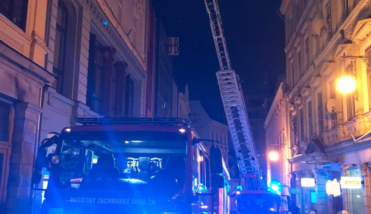 V Pražské v noci hořelo. Oheň v bytě uvěznil dva lidi