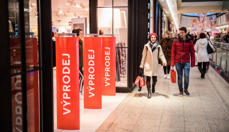 Slevy, kam se podíváš. Ženy podle průzkumu často nakupují zlevněné věci, i když je nepotřebují