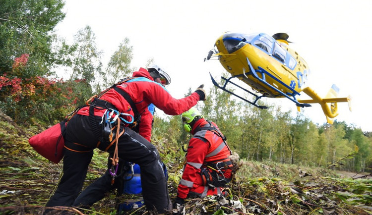 Letečtí záchranáři v Liberci budou dál k pacientům i slaňovat