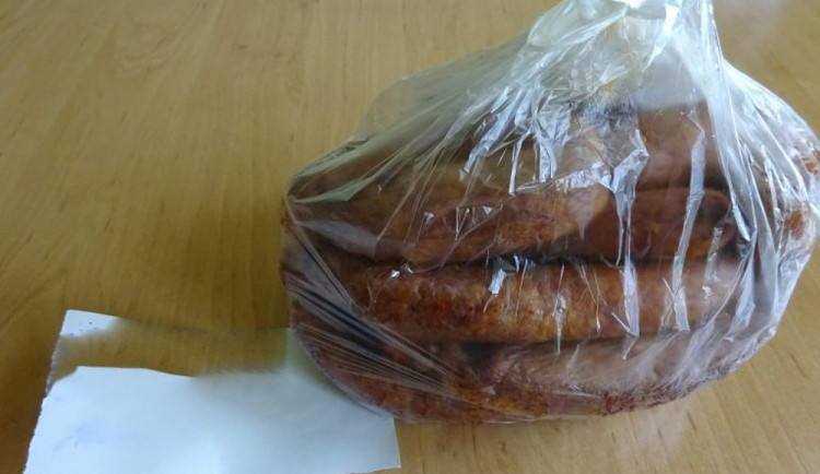 Nelegálně prodávané klobásy.