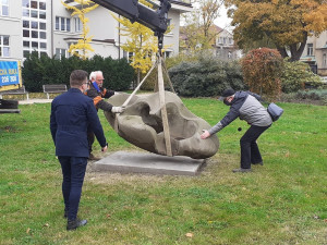 Socha „Po válce“ už se usídlila na novém místě v parku Clam-Gallasů