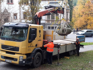 Socha „Po válce“ už se usídlila na novém místě v parku Clam-Gallasů