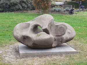 Socha „Po válce“ už se usídlila na novém místě v parku Clam-Gallasů