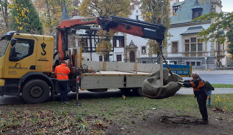 Socha „Po válce“ už se usídlila na novém místě v parku Clam-Gallasů