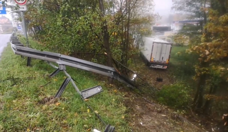 Na průtahu Libercem havaroval kamion, skončil za svodidly