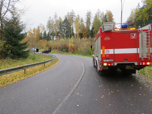 Řidič nezvládl zatáčku a skončil na střeše. Policisté mu naměřili 2,78 promile