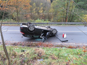 Řidič nezvládl zatáčku a skončil na střeše. Policisté mu naměřili 2,78 promile