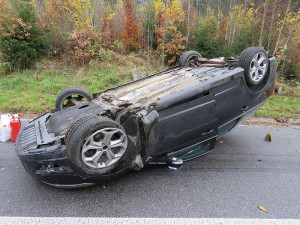 Řidič nezvládl zatáčku a skončil na střeše. Policisté mu naměřili 2,78 promile