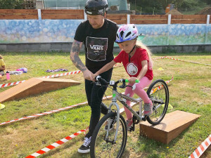 (NE)OBYČEJNÍ: Kluk z Hrádku, co se z přeskakování pařezu dostal mezi přední světové bikery
