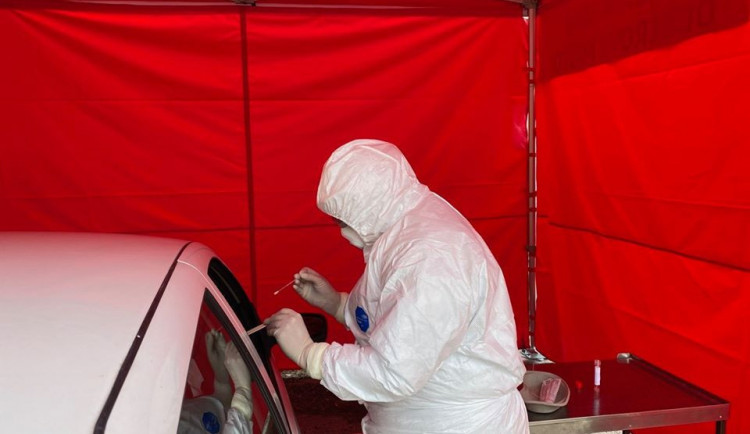 V arény otevře drive-in odběrové místo. V neděli zemřelo v kraji na covid sedm lidí