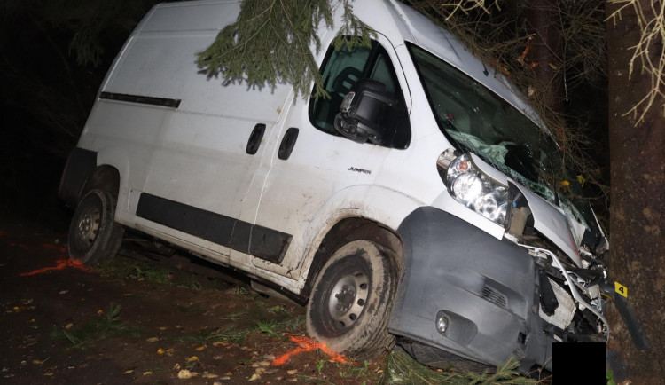 Opilý řidič dodávky ujížděl před hlídkou a havaroval. Nadýchal přes dvě promile